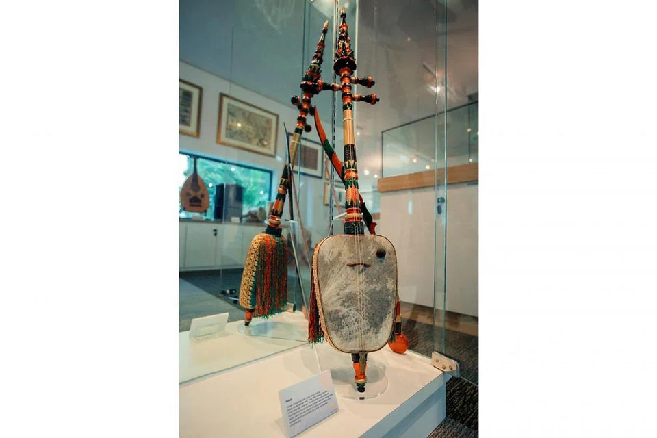 REBAB: Alat muzik ini penting dalam persembahan Mak Yong, Mek Mulung, menora, main puteri dan selampit. Persembahan sedemikian lazimnya bermula dengan upacara 'menghadap rebab', yakni amalan ringkas bagi meminta restu daripada rebab yang dimainkan untuk memulakan persembahan. - Foto BH oleh IQBAL FAIZAL