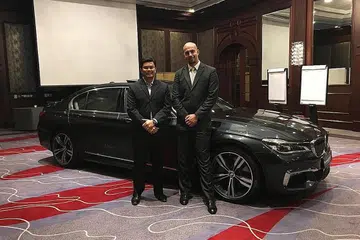 KHIDMAT LATIHAN: Encik Khairil Anwar Rasno (kiri) sering ke luar negara untuk menjalankan latihan bagi kakitangan BMW. - Foto ihsan KHAIRIL ANWAR RASNO