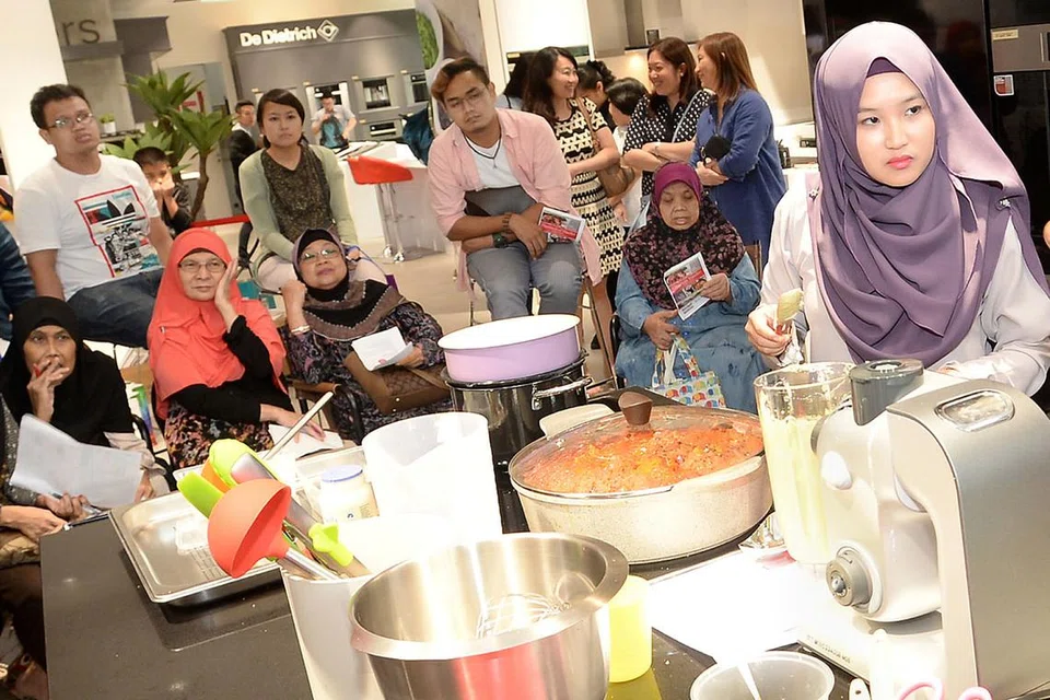 PESERTA BERPELUANG CUBA MEMASAK: Cef Mel memberi peluang kepada peserta 'masuk ke dapur' cuba memasak hidangan Mexico dengan bimbingan beliau. - Foto JOHARI RAHMAT