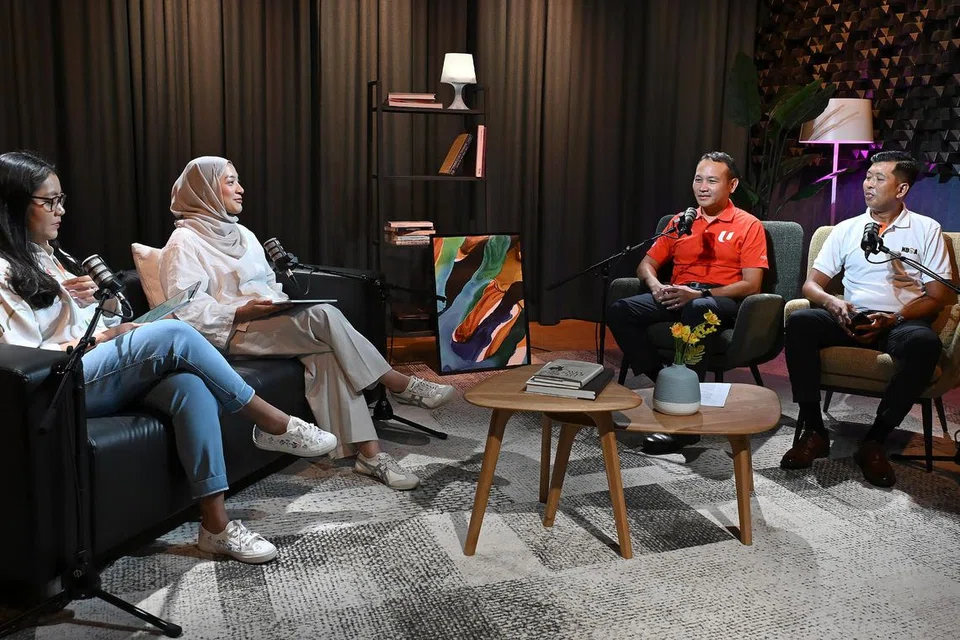 Pengarah Divisyen Operasi dan Mobilisasi, Kongres Kesatuan Sekerja Kebangsaan (NTUC), Encik Mohd Fahmi Aliman, yang juga mayor Majlis Pembangunan Masyarakat (CDC) South East (dua dari kanan), dan anggota jawatankuasa eksekutif Persatuan Pekerja Penghantaran Nasional (NDCA), Encik Mohammad Shaffiee Abdullah, bersembang tentang Rang Undang-Undang Pekerja Platform, bersama Koresponden BH, Cik Irma Kamarudin (kiri); dan Penerbit yang juga Penyampai NoTapis, Cik Natasha Mustafa.