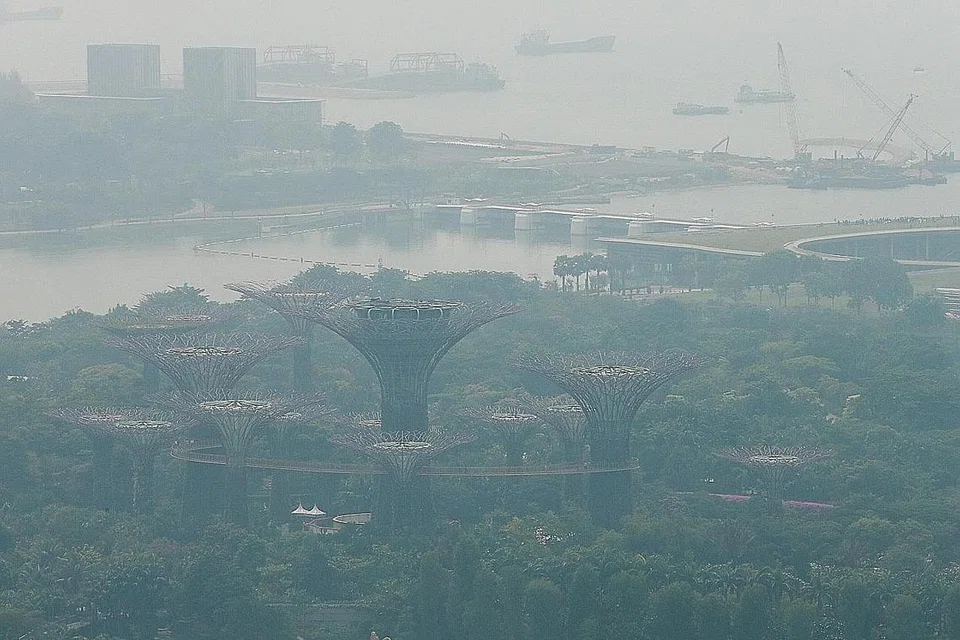 TERUS BERJEREBU: Beginilah keadaan Marina Bay dan Taman di Persisiran (atas) sekitar 2 hingga 3 petang semalam. - Foto BH oleh JASON QUAH, AFP