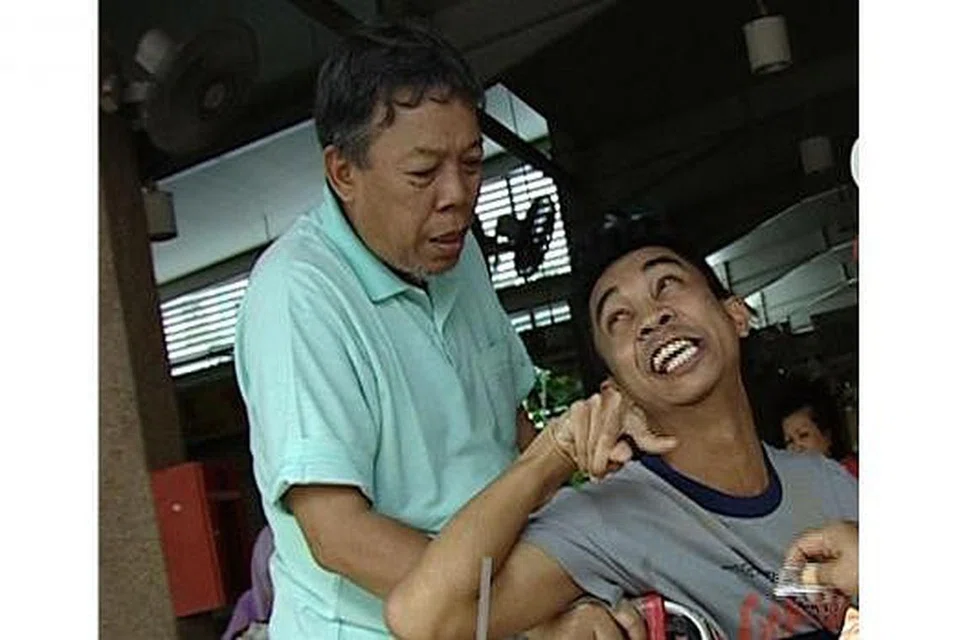 KEBOLEHANNYA MENYERLAH: Pelakon Shahril Wahid yang mempunyai kekuatan dalam lakonan watak karakter telah dicalonkan sebagai Pelakon Lelaki Terbaik dalam Watak Pembantu bagi drama 'Gerimis Di Hati' dalam Anugerah Pesta Perdana 11. Dalam drama 'Gerimis Di Hati' itu, Shahril (kanan) berlakon sebagai pesakit 'cerebral palsy'. Khalid Baboo (berbaju biru) pula berlakon sebagai ayahnya. - Foto-foto DV STUDIO DAN MEDIACORP SURIA