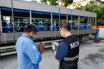SAMAN JIKA GAGAL IKUT PERATURAN: Operasi penguatkuasaan berbilang agensi dilakukan di seluruh Singapura untuk memastikan majikan, syarikat pengangkutan dan pemandu lori mengikut langkah jarak selamat yang ditetapkan. 28 majikan sudah didenda kerana melanggar langkah itu. - Foto FACEBOOK/KEMENTERIAN TENAGA MANUSIA 