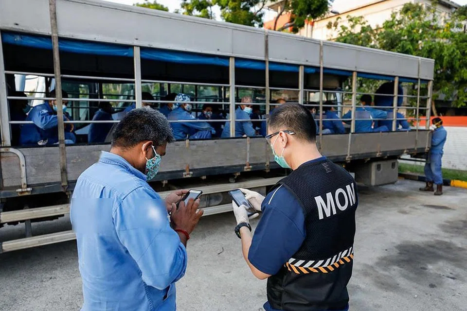 SAMAN JIKA GAGAL IKUT PERATURAN: Operasi penguatkuasaan berbilang agensi dilakukan di seluruh Singapura untuk memastikan majikan, syarikat pengangkutan dan pemandu lori mengikut langkah jarak selamat yang ditetapkan. 28 majikan sudah didenda kerana melanggar langkah itu. - Foto FACEBOOK/KEMENTERIAN TENAGA MANUSIA 