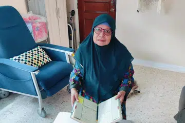 Cik Siti Asmaniah Nasiruddin mengikuti pembelajaran Al-Quran di Persatuan Guru-Guru Al-Quran (Pergeraq) bagi menguatkan lagi minda dan fizikalnya.