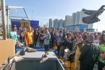 Bagi menyambut ulang tahun ke-100 Koswe, Menteri Ehwal Luar, Dr Vivian Balakrishnan  (dua dari kiri), dan Menteri Besar Johor, Datuk Onn Hafiz Ghazi (tiga dari kiri),  melepaskan 100 burung merpati di titik tengah  lintasan itu pada 28 Jun. Turut hadir ialah Pemangku Sultan Johor, Tunku Mahkota Ismail (memakai jaket di tengah-tengah Dr Balakrishnan dan Datuk Onn).