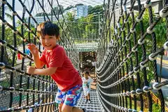 PERMAINAN UNTUK KANAK-KANAK: Ibu bapa boleh membawa anak-anak kecil mereka ke Nestopia di Sentosa dan bermain di taman permainan terbuka di sana. - Foto-foto KLOOK, MONSTER DAY TOURS, FAIRMONT SINGAPORE