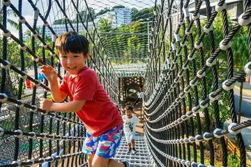 PERMAINAN UNTUK KANAK-KANAK: Ibu bapa boleh membawa anak-anak kecil mereka ke Nestopia di Sentosa dan bermain di taman permainan terbuka di sana. - Foto-foto KLOOK, MONSTER DAY TOURS, FAIRMONT SINGAPORE