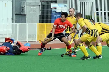 TERHALANG: Kapten Singapura, Enrico Elifh Abdul Lathif Marican (jersi merah), dikerumuni beberapa pemain Ukraine, menyukarkannya mencari sasaran. - Foto-foto ZAINAL YAHYA