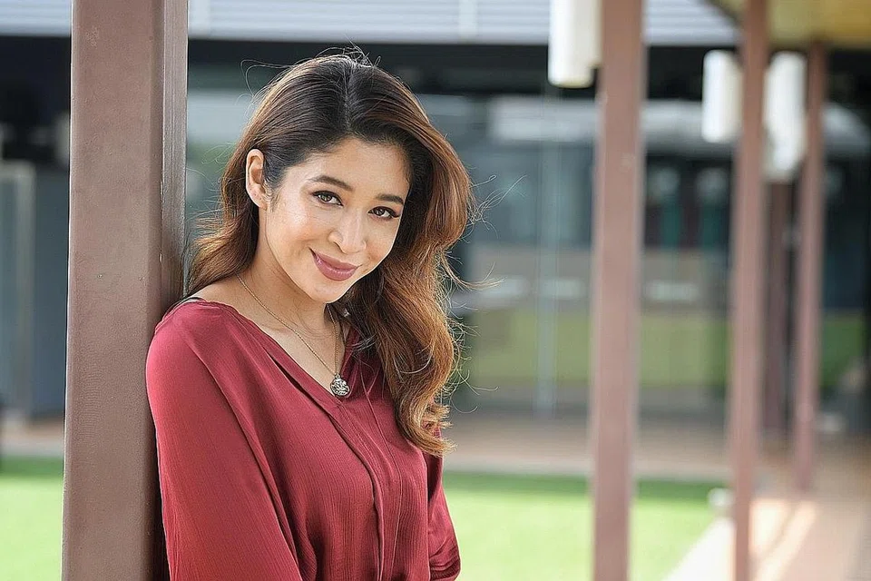 INGIN TINGKATKAN KESEDARAN: Sebagai penjaga ibunya yang menghidapi demensia, Cik Munah berharap dapat meningkatkan kesedaran mengenai demensia dan memulakan perbincangan mengenai isu tersebut bersama orang ramai. - Foto fail