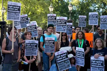 Penunjuk perasaan membantah di depan kedutaan Perancis di London terhadap larangan ke atas pemakaian burkini pada 26 Ogos. Mahkamah pentadbiran tertinggi Perancis pada Jumaat menggantung larangan oleh mayor bandar peranginan Villeneuve-Loubet itu. .