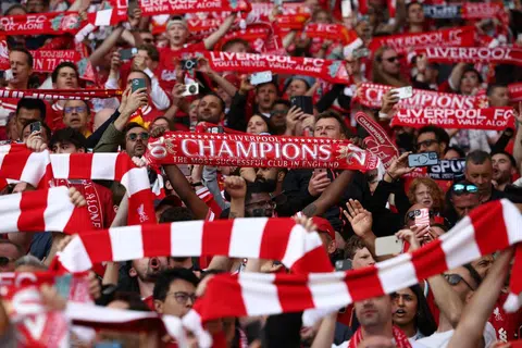 Penyokong Liverpool yang memenuhi stadium meraikan pasukan mereka mengangkat piala Liga Perdana England (EPL). 