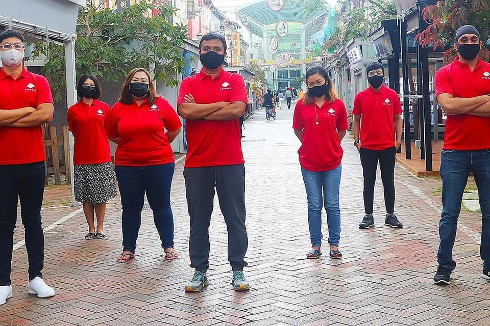 TEMPAHAN RANCAK: Berikutan tabiat berbelanja yang telah berubah dan langkah jarak selamat sejak penularan Covid-19, pembelian makanan dalam talian dalam bulan Ramadan telah meningkat, kata Encik Azahari Aziz (tengah), Ketua Pegawai Eksekutif (CEO) Bungkus, sebuah wadah penghantaran makanan halal dalam talian. - Foto BUNGKUS