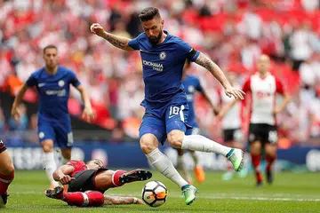 AKSI CEMERLANG: Olivier Giroud pamerkan aksi cemerlang menggelecek tiga pemain pertahanan lawan sebelum memperdaya penjaga gol Alex McCarthy untuk menghasilkan gol pertama hasil hantaran Eden Hazard. - Foto REUTERS.