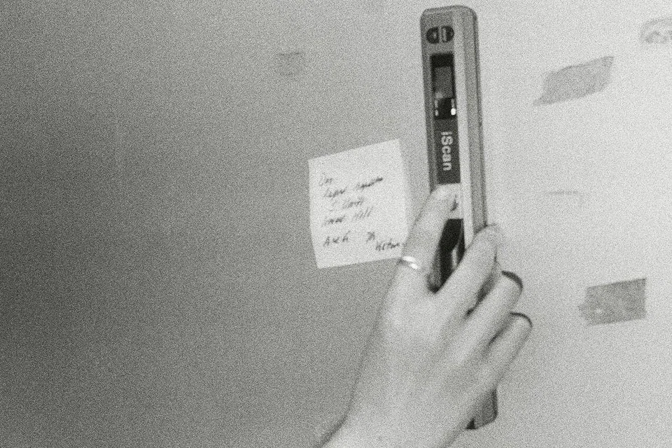 Alat pengimbas mudah alih yang digunakan untuk memetik imej dengan hanya mengimbas alat tersebut pada objek.