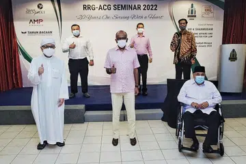 20 TAHUN BERBAKTI: Encik Shanmugam (depan, tengah) bersama (dari kiri, depan) pengerusi bersama RRG, Ustaz Mohamad Hasbi Hassan dan Ustaz Ali Haji Mohamed, serta (dari kiri, belakang) Pengerusi AMP Singapura, Dr Md Badrun Nafis Saion; Menteri Negara (Ehwal Dalam Negeri merangkap Pembangunan Negara), Profesor Madya Muhammad Faishal Ibrahim; dan Presiden Taman Bacaan, Encik Abdul Halim Kader. AMP dan Taman Bacaan adalah pertubuhan yang merupakan anggota ACG. - Foto BH oleh KHALID BABA