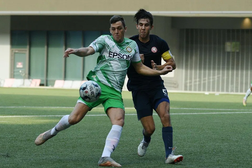 DIHARAP MENYERLAH: Vincent Bezecourt, yang berpengalaman bermain di Amerika dan Eropah, diharap memperkukuh midfield Geylang International. Di barisan depan, Geylang mendapatkan Sime Zuzul (atas), sementara Takahiro Tezuka menyertai bahagian midfield. - Foto GEYLANG INTERNATIONAL