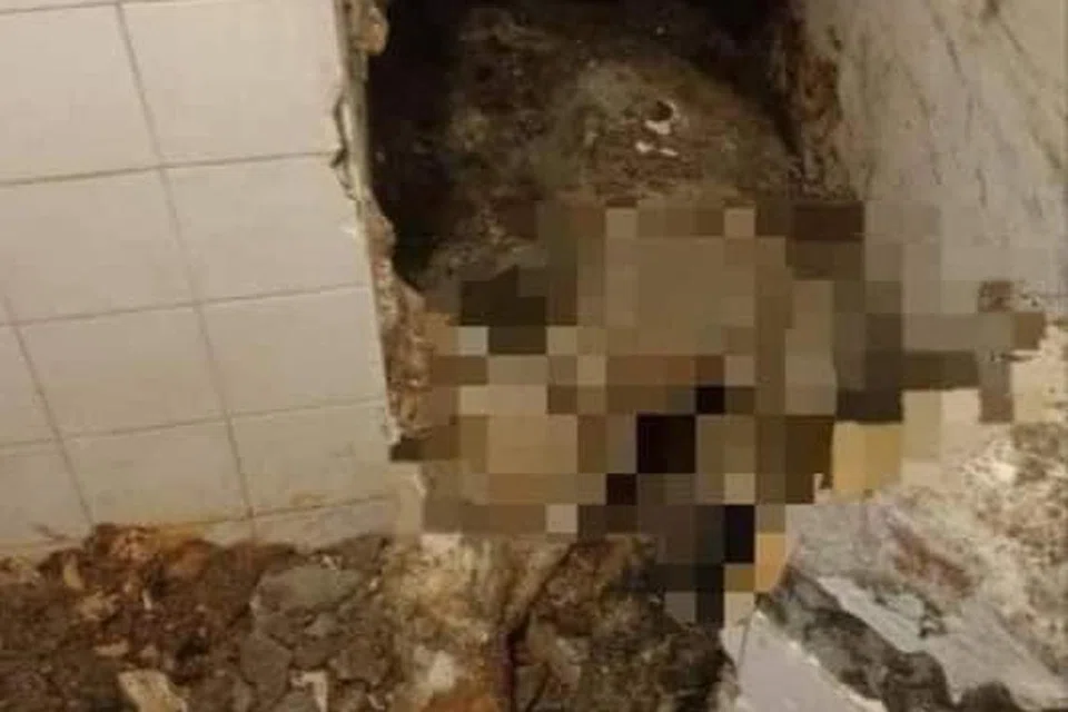 PERBUATAN KEJAM: Mayat dipercayai wanita disyaki mangsa bunuh, yang semakin mereput ditemui dalam kolah mandi yang disimen di sebuah rumah di Kampung Pandamaran, Klang, Selangor, pada Ahad.