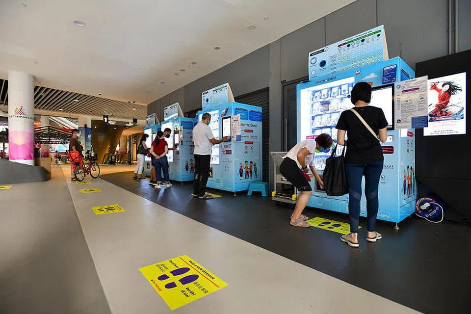 Pelitup itu diambil dari mesin layan diri Yayasan Temasek tanpa kebenaran.