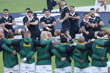 Pasukan Ragbi New Zealand, All Blacks, membuat persembahan tarian ‘Haka’ sebelum perlawanan Kejohanan Ragbi menentang pasukan Afrika Selatan pada 31 Ogos. Namun, persembahan itu diganggu oleh bunyi bising bunga api, muzik dan jet yang berlalu.