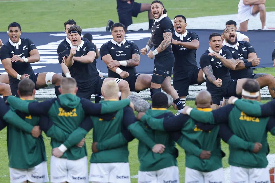 Pasukan Ragbi New Zealand, All Blacks, membuat persembahan tarian ‘Haka’ sebelum perlawanan Kejohanan Ragbi menentang pasukan Afrika Selatan pada 31 Ogos. Namun, persembahan itu diganggu oleh bunyi bising bunga api, muzik dan jet yang berlalu.
