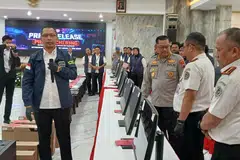 Ketua Direktorat Siasatan Jenayah Siber Polis Jawa Tengah, Pesuruhjaya Kanan Himawan Sutanto Saragih (depan kiri), bercakap pada sidang media mengenai sindiket penipuan dalam talian antarabangsa di ibu pejabat Polis Jawa Tengah di Semarang pada 1 Jun 2026.