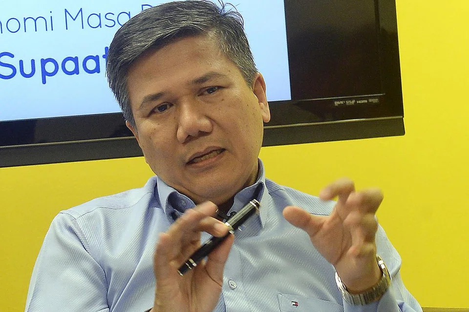 PELUANG BESAR: Encik Azmoon Ahmad menarik perhatian tentang 30 juta penduduk Muslim di China yang menawarkan pasaran bagi peniaga Melayu/Islam di sini.