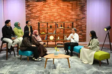 Profesor Madya Dr Muhammad Faishal Ibrahim (dua dari kanan) dalam wawancara studio khas bersama Berita Harian (BH) pada 19 Ogos, sempena 100 hari sejak beliau menggalas peranan selaku Pemangku Menteri Bertanggungjawab bagi Ehwal Masyarakat Islam. Wawancara itu diadakan menerusi format baru, yang melibatkan perkongsian oleh sekumpulan tetamu dari pelbagai bidang. Mereka ialah (duduk di barisan belakang, dari kiri) Encik Nassar Mohamad Zain, presiden Persatuan Persuratan Pemuda Pemudi Melayu (4PM); Cik Yulianna Frederika, pengasas Lepak Conversations; Encik Jihad Suhaimi, asatizah bebas dan pengasas Membina Community; dan (duduk di barisan depan, dari kiri) Cik Hana Dafina Zulkiffli serta Cik Eliya Mohamed Fawzi, pengasas Play4Good, sebuah inisiatif sukan sambil beramal. Di sebelah Dr Faishal ialah koresponden BH, Cik Irma Kamarudin sebagai moderator.