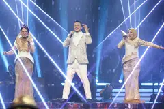 Mendua, yang dianggotai (dari kiri) Marisha Friska Halauwet, Hendra Purnanto (Pungky) dan Diana Puspitasari, memilki mutu kumpulan yang mampu memberi takrifan segar pada setiap lagu orang lain yang dinyanyikan.