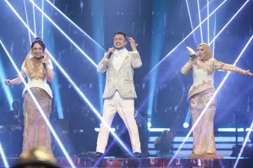 Mendua, yang dianggotai (dari kiri) Marisha Friska Halauwet, Hendra Purnanto (Pungky) dan Diana Puspitasari, memilki mutu kumpulan yang mampu memberi takrifan segar pada setiap lagu orang lain yang dinyanyikan.