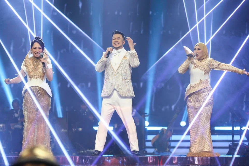 Mendua, yang dianggotai (dari kiri) Marisha Friska Halauwet, Hendra Purnanto (Pungky) dan Diana Puspitasari, memilki mutu kumpulan yang mampu memberi takrifan segar pada setiap lagu orang lain yang dinyanyikan.