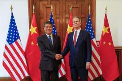 Foto edaran yang diperoleh pada 15 September 2025 daripada Jabatan Perbendaharaan Amerika Syarikat ini menunjukkan Setiausaha Perbendaharaan Amerika, Scott Bessent (kiri) bertemu dengan Timbalan Perdana Menteri China, He Lifeng (kanan) di Madrid, Sepanyol pada 14 September 2025.
Amerika Syarikat pada 15 September mengumumkan satu perjanjian “kerangka” dengan China bagi menyelesaikan pertikaian berhubung aplikasi TikTok, yang menetapkan bahawa aplikasi milik China itu akan dipindahkan kepada pemilikan di bawah kawalan Amerika.
Scott Bessent mengumumkan persetujuan tersebut selepas hari kedua rundingan bersama He Lifeng di Madrid, yang turut merangkumi perbincangan mengenai pertikaian perdagangan lebih luas antara Amerika dan China.