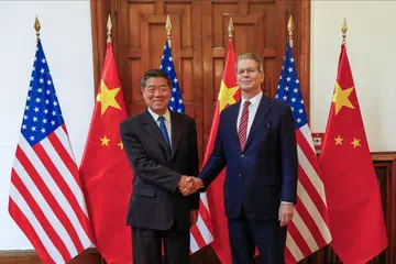 Foto edaran yang diperoleh pada 15 September 2025 daripada Jabatan Perbendaharaan Amerika Syarikat ini menunjukkan Setiausaha Perbendaharaan Amerika, Scott Bessent (kiri) bertemu dengan Timbalan Perdana Menteri China, He Lifeng (kanan) di Madrid, Sepanyol pada 14 September 2025.
Amerika Syarikat pada 15 September mengumumkan satu perjanjian “kerangka” dengan China bagi menyelesaikan pertikaian berhubung aplikasi TikTok, yang menetapkan bahawa aplikasi milik China itu akan dipindahkan kepada pemilikan di bawah kawalan Amerika.
Scott Bessent mengumumkan persetujuan tersebut selepas hari kedua rundingan bersama He Lifeng di Madrid, yang turut merangkumi perbincangan mengenai pertikaian perdagangan lebih luas antara Amerika dan China.