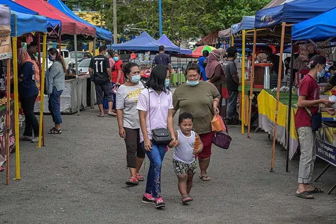 SIKAP WARGA: Sekumpulan warga kelihatan mengunjungi sebuah pasar di Karak, Pahang. Sikap sambil lewa tentang pemakaian pelitip yang diambil sebilangan rakyat telah menyumbang kepada peningkatan kes Covid-10 di dalam negara kata pakar kesihatan. - Foto AFP