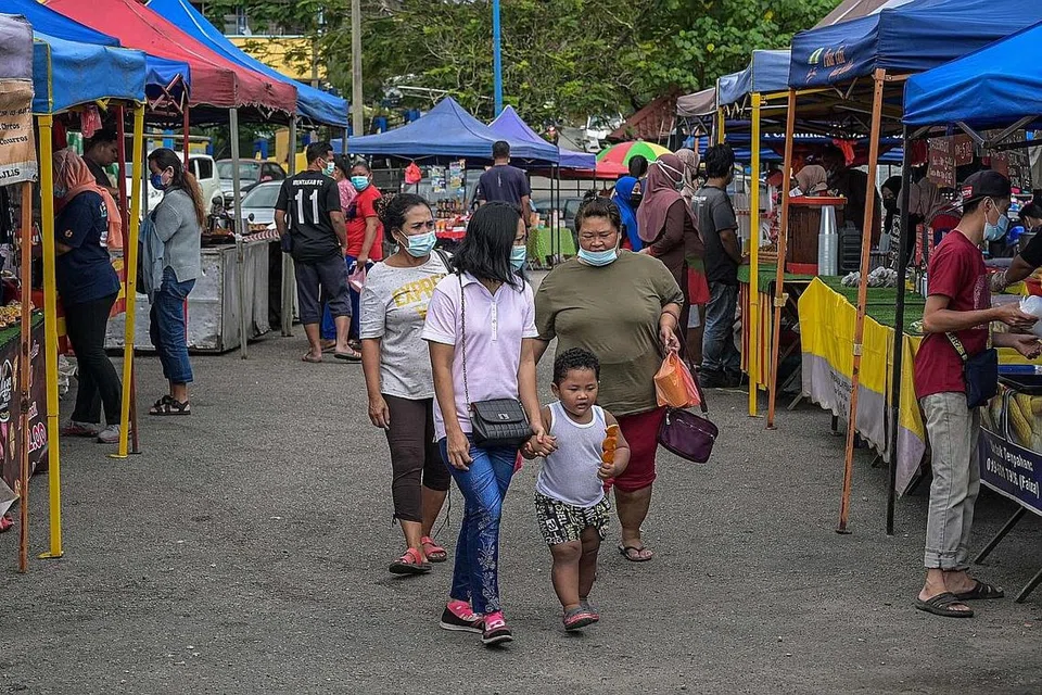 SIKAP WARGA: Sekumpulan warga kelihatan mengunjungi sebuah pasar di Karak, Pahang. Sikap sambil lewa tentang pemakaian pelitip yang diambil sebilangan rakyat telah menyumbang kepada peningkatan kes Covid-10 di dalam negara kata pakar kesihatan. - Foto AFP