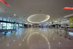 LENGANG: Covid-19 menjejas teruk perniagaan di Terminal Feri Tanah Merah. Sekatan sempadan Singapura-Indonesia menyebabkan keadaan di terminal itu ketandusan pengunjung. Ada pengendali perniagaan di terminal itu melaporkan perniagaan mereka merosot hingga 80 peratus. - Foto BH oleh SITI AISYAH NORDIN