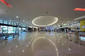LENGANG: Covid-19 menjejas teruk perniagaan di Terminal Feri Tanah Merah. Sekatan sempadan Singapura-Indonesia menyebabkan keadaan di terminal itu ketandusan pengunjung. Ada pengendali perniagaan di terminal itu melaporkan perniagaan mereka merosot hingga 80 peratus. - Foto BH oleh SITI AISYAH NORDIN