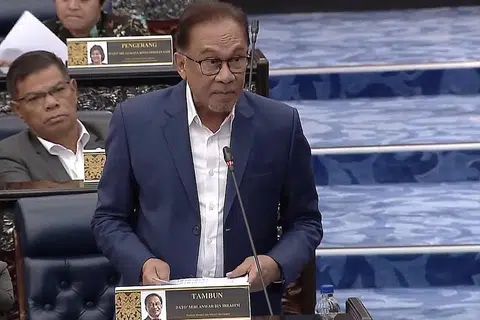 FOKUS KERAJAAN: Bercakap di Parlimen Malaysia, Perdana Menteri Datuk Seri Anwar Ibrahim (atas) menegaskan bahawa kerajaan pimpinannya akan melihat kepada tadbir urus yang baik untuk membaiki pembaziran. - Foto FACEBOOK / ANWAR IBRAHIM