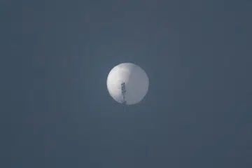 TIMBUL TENGKARAH: Belon pengintip China ini ditembak jatuh oleh jet pejuang Amerika, sekitar 10 kilometer dari pesisiran pantai South Carolina. - 