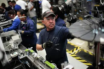 ANCAM TARIF: Seorang pekerja pengeluaran bahagian auto di sebuah kilang di San Luis Potosi, Mexico, sedang sibuk menghasilkan barangan. Presiden Trump turut mengancam mengenakan import tarif 35 peratus ke atas syarikat yang menghasilkan kereta di Mexico. - Foto AFP