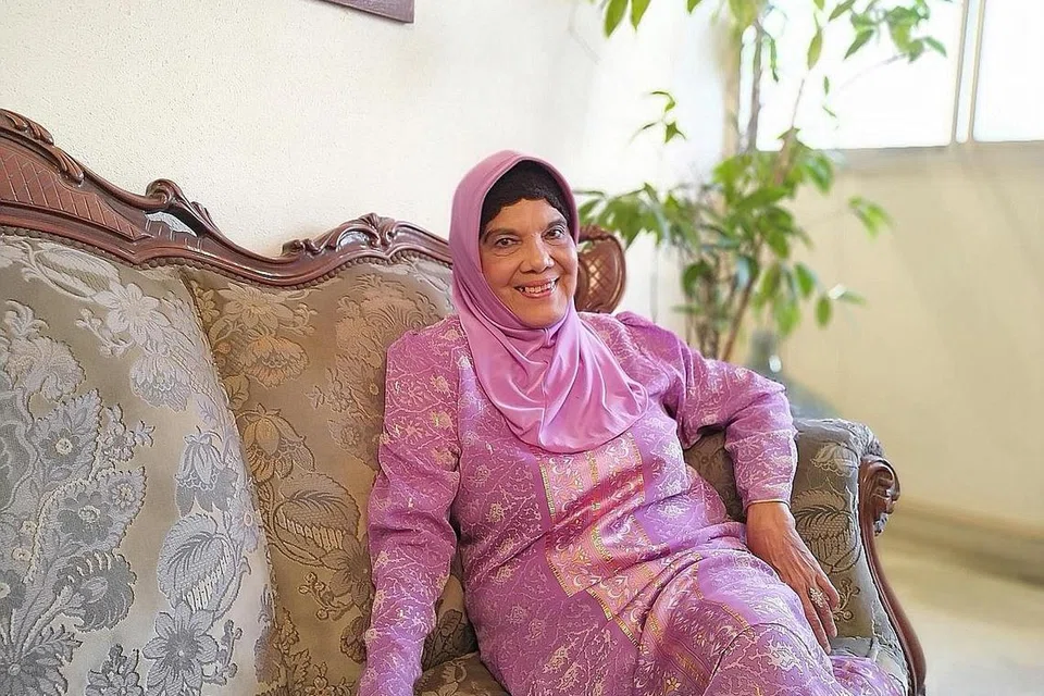 RAMAI TANYA KHABAR: Jorah atau lebih dikenali dengan panggilan Kak Jo bersyukur kerana adik dan kawan-kawan rajin telefon bertanya khabar. - Foto fail