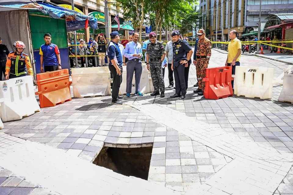 Ketua Polis Negara, Tan Sri Razarudin Husain (tiga dari kiri), meninjau tempat kejadian tanah mendap kedua, kira-kira 50 meter dari lokasi tanah jerlus pertama di Masjid India, Kuala Lumpur, pada 28 Ogos. 