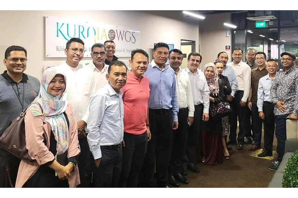 MENGGEMBLENG KEKUATAN BERSAMA: Menteri Negara (Pembangunan Negara dan Tenaga Manusia), Encik Zaqy Mohamad (baju-T merah) bersama Editor BH/BM, Encik Saat A.Rahman (di kanannya) dan Timbalan Presiden DPPMS, Encik Abu Bakar (lapan dari kiri), dan anggota lembaga Dewan, termasuk Presiden DPPMS, Encik Farid Khan (enam dari kanan), dan mantan pengurus besar WGS, Encik Mulyadi Ahmad (barisan belakang, empat dari kiri) serta wakil BH dan WGS yang lain. - Foto fail 