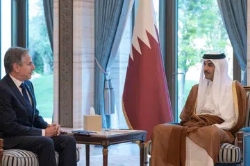 PENGANTARA TERBAIK: Amir Qatar Sheikh Tamim bin Hamad Al Thani berbincang dengan Setiausaha Negara Amerika Syarikat, Encik Antony Blinken, di Doha baru-baru ini.