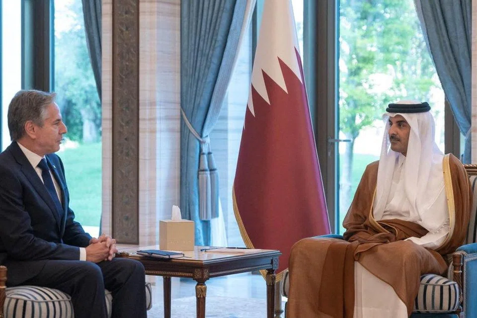 PENGANTARA TERBAIK: Amir Qatar Sheikh Tamim bin Hamad Al Thani berbincang dengan Setiausaha Negara Amerika Syarikat, Encik Antony Blinken, di Doha baru-baru ini.