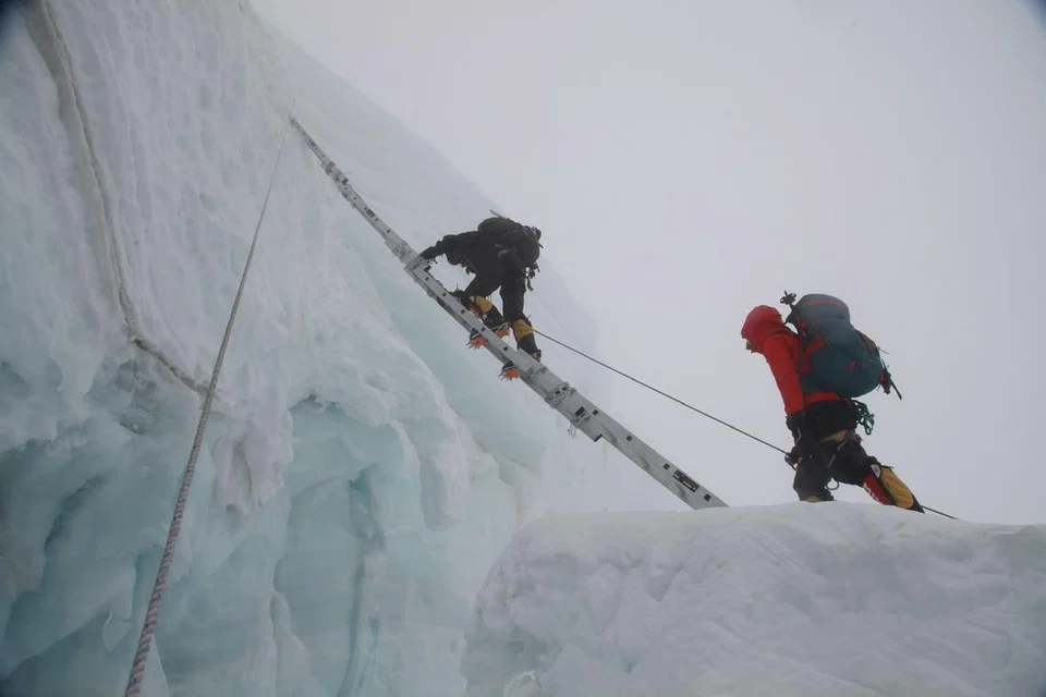 KHUMBU ICEFALL: Pendaki menggunakan tangga untuk merentas bongkas ais yang tidak stabil