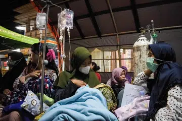 GEMPA DI JAWA BARAT: Pesakit dipindahkan ke khemah kecemasan yang didirikan di luar Hospital Besar Wilayah Sumedang selepas bumbung dan dinding rosak akibat gempa bumi berukuran 4.8 magnitud di Sumedang. Hampir 500 orang terpaksa dipindahkan setelah lebih 200 buah rumah rosak akibat gempa yang melanda Sumedang, di Jawa Barat pada Ahad 31 Disember lalu. Tiada korban jiwa yang dilaporkan.