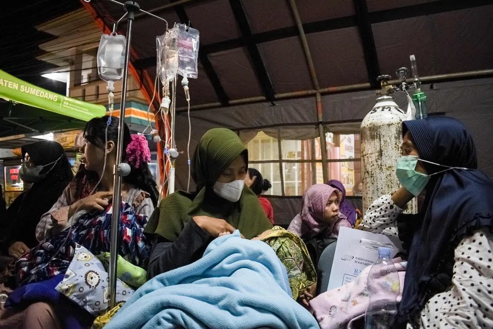 GEMPA DI JAWA BARAT: Pesakit dipindahkan ke khemah kecemasan yang didirikan di luar Hospital Besar Wilayah Sumedang selepas bumbung dan dinding rosak akibat gempa bumi berukuran 4.8 magnitud di Sumedang. Hampir 500 orang terpaksa dipindahkan setelah lebih 200 buah rumah rosak akibat gempa yang melanda Sumedang, di Jawa Barat pada Ahad 31 Disember lalu. Tiada korban jiwa yang dilaporkan.