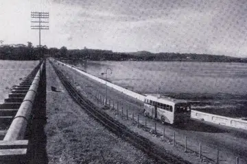 (Main photo)

SALURAN PAIP AIR: Koswe bukan sahaja menghubungkan Singapura dengan Johor Bahru, malah memudahkan pengangkutan air. Siap dibina pada 1926, satu saluran paip di sepanjang Tambak Johor (di kiri) boleh menampung 38 juta liter air setiap hari dari Kawasan Tadahan Gunung Pulai di Johor ke Kolam Air Pearl ‘s Hill di Singapura.