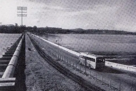 1926: Koswe bukan sahaja menghubungkan kereta api, kereta, dan orang ramai, malah memudahkan pengangkutan air. Siap dibina pada 1926, satu saluran paip di sepanjang Tambak Johor boleh menampung 38 juta liter air setiap hari dari Kawasan Tadahan Gunung Pulai Johor ke Kolam Air Pearl ‘s Hill Singapura. Dinaik taraf pada 1950 dengan paip keluli 60 inci (1.52 meter) yang baru, ia boleh membawa tambahan 7.5 juta liter air. Antara 1950-an dengan 1960-an, air dari Sungai Tebrau, Sungai Skudai, Kolam Air Pontian, dan Sungai Johor turut dibekalkan ke Singapura.